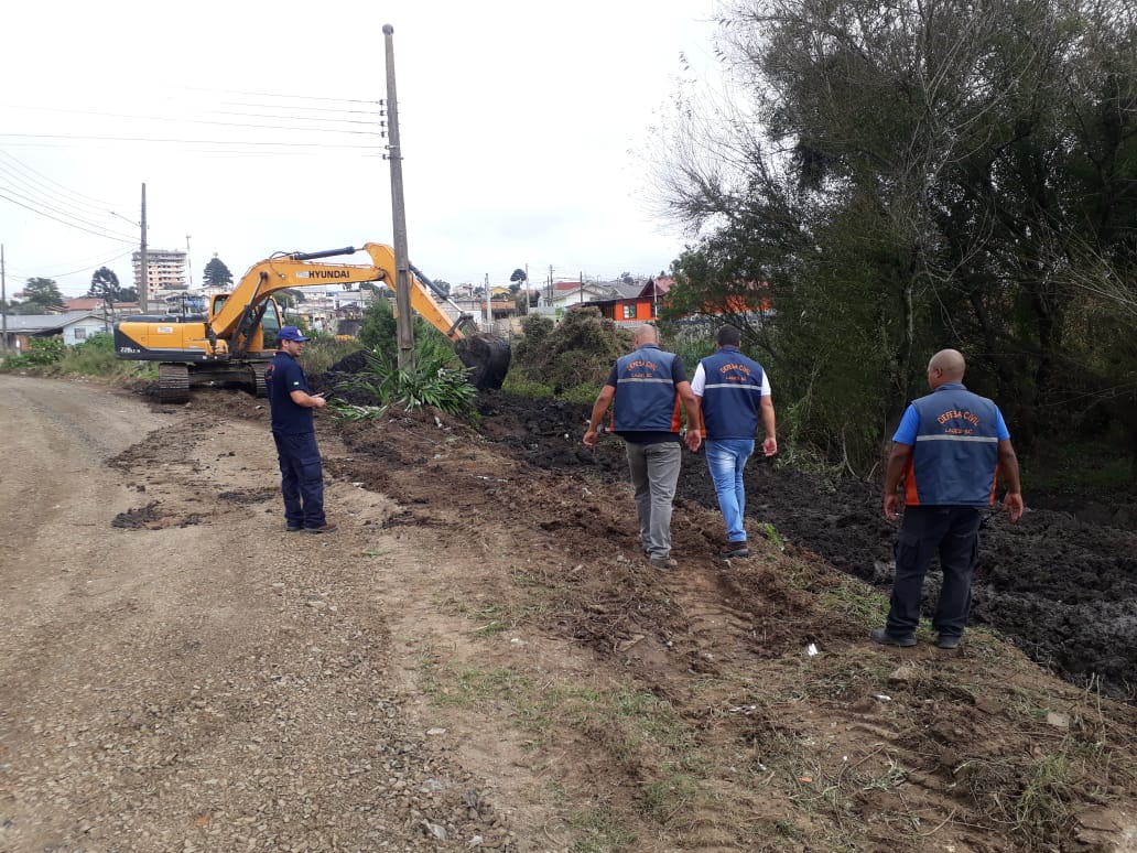 Prefeitura de Lages Defesa Civil coordena desassoreamento de riachos