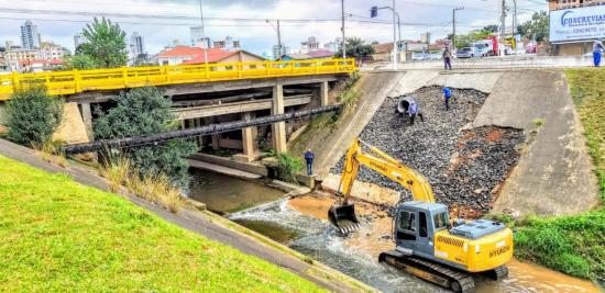 Prefeitura de Lages Parede de Contenção de ponte sobre o rio Carahá será concretada