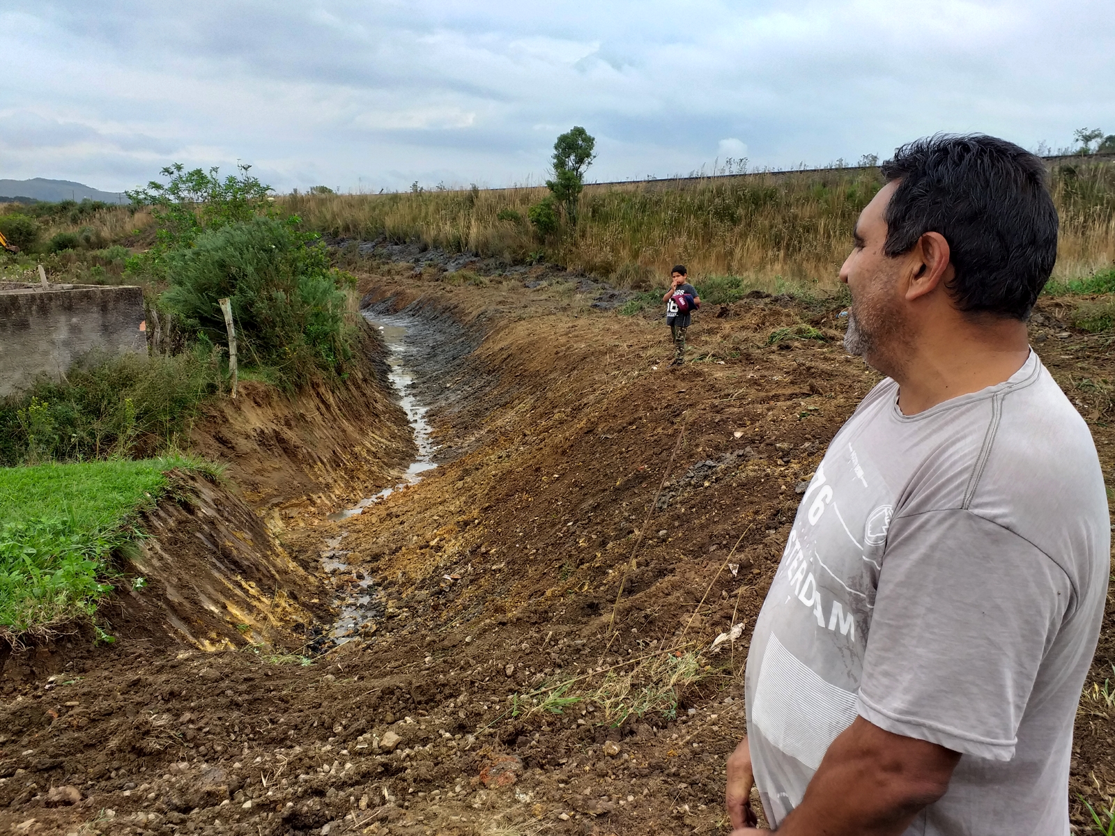 Prefeitura de Lages Limpeza de valas e desobstrução de bueiros beneficia dezenas de famílias no Guarujá