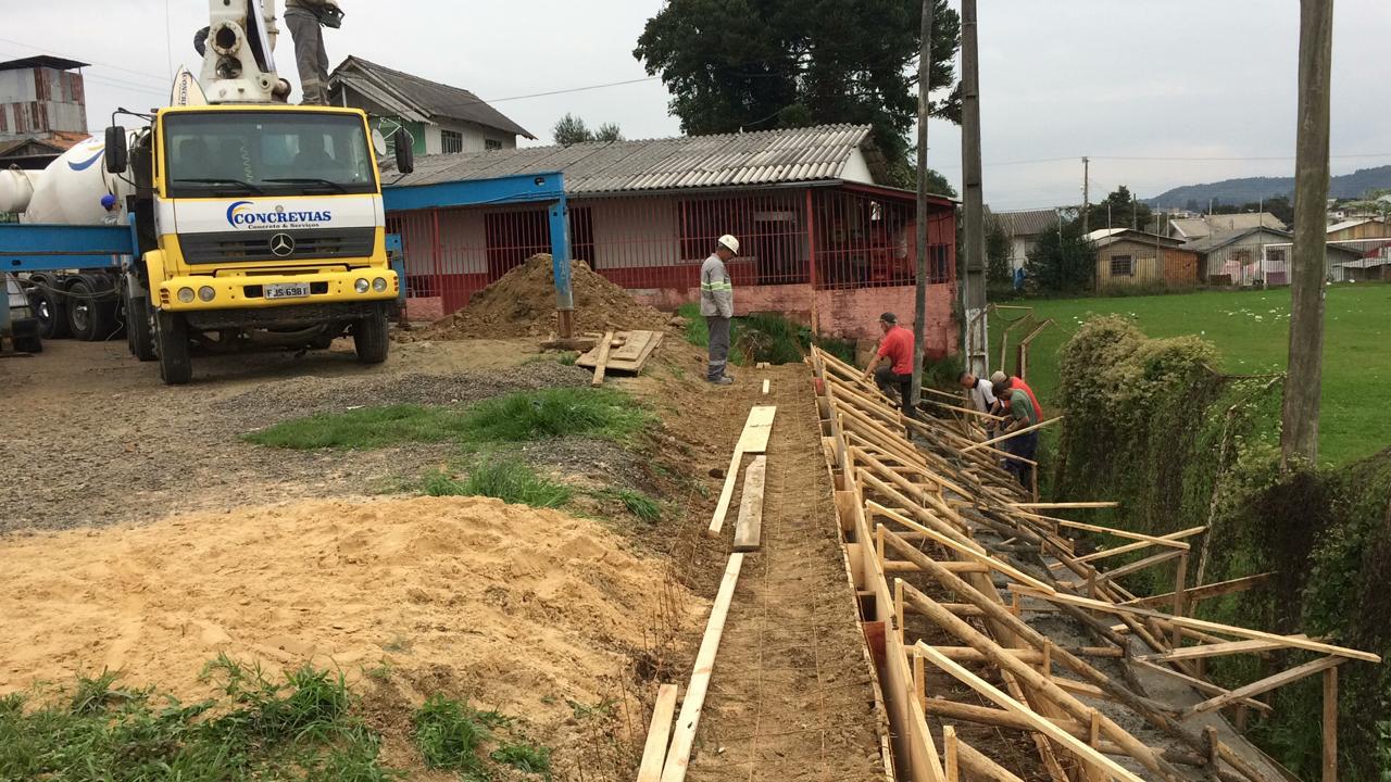 Prefeitura de Lages Arquibancadas do campo de futebol do bairro Centenário estão sendo concretadas