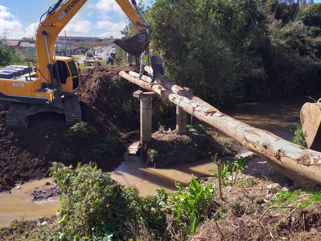 Prefeitura de Lages Nova ponte de pedestres entre os bairros Dom Daniel e Guarujá traz mais segurança para moradores