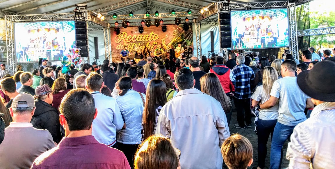 Prefeitura de Lages Diversidade de estilos no primeiro final de semana do Recanto do Pinhão Aracy Paim