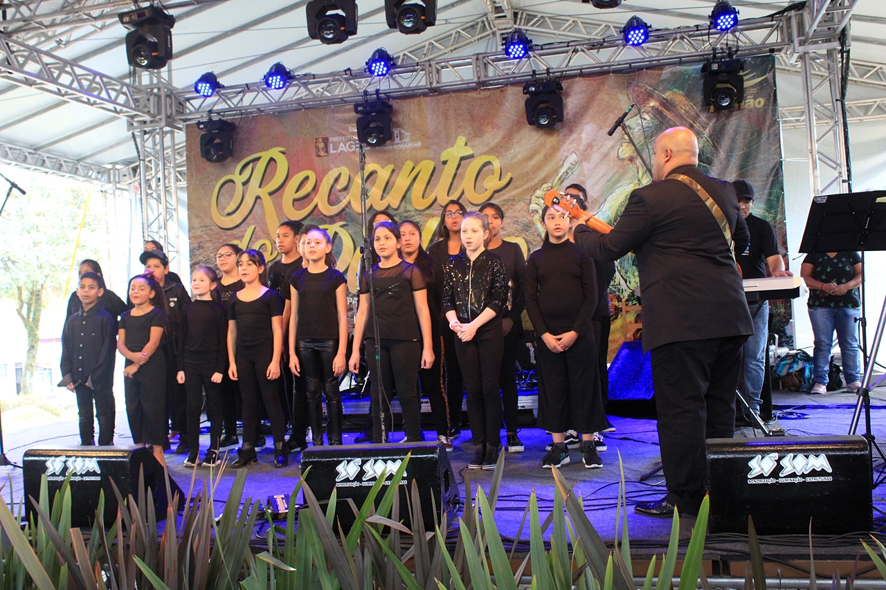 Prefeitura de Lages Alunos da Escola de Artes dão um show no Recanto do Pinhão Aracy Paim