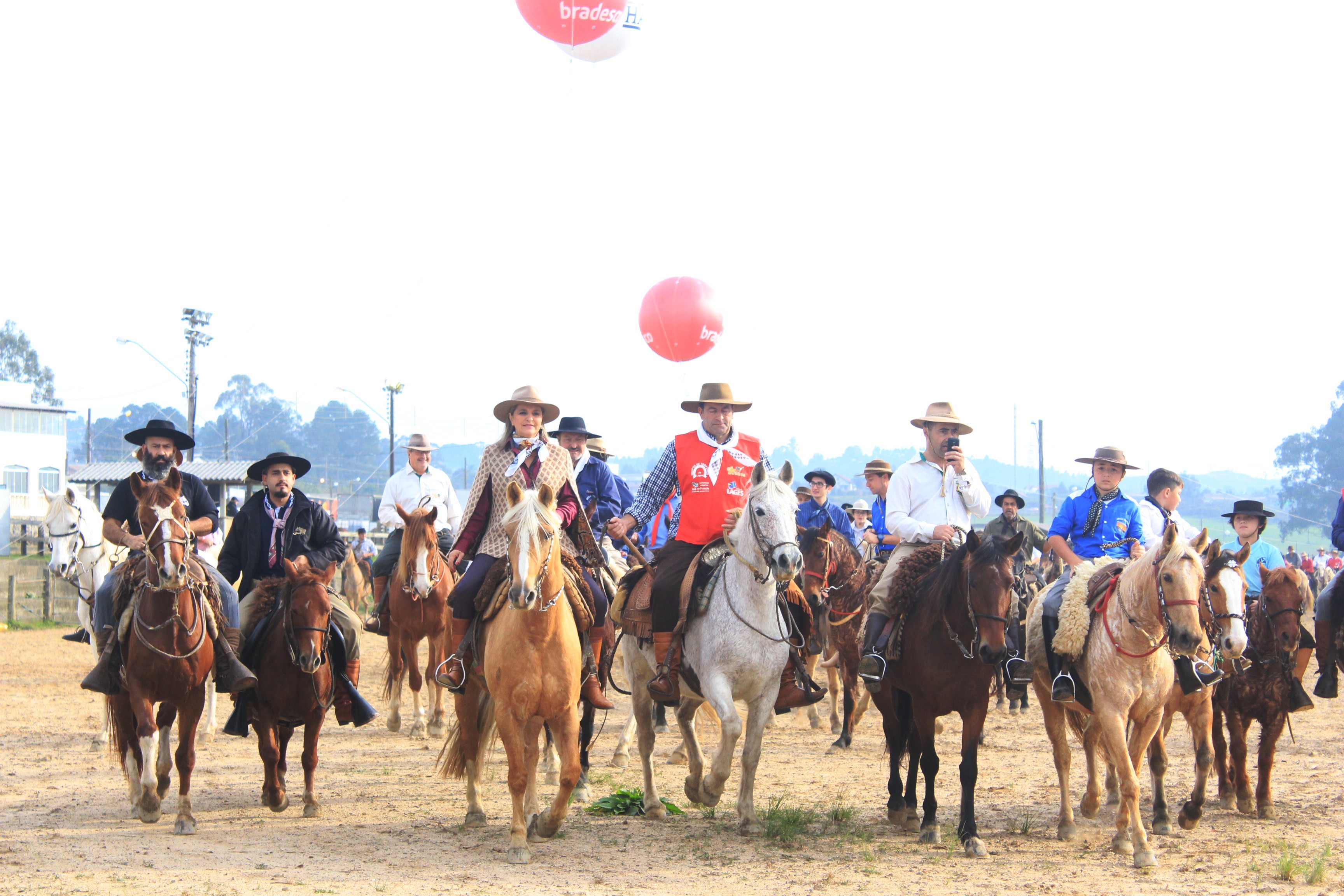 Prefeitura de Lages Segundo dia de Festa do Pinhão começa com Cavalgada e Trilha de Jeep