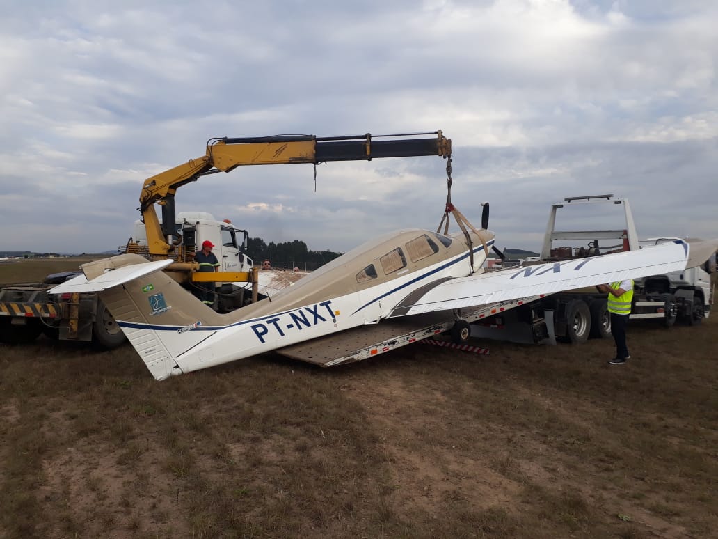 Prefeitura de Lages Aeronave é rebocada e pista do Aeroporto liberada 