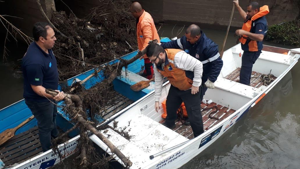 Prefeitura de Lages Defesa Civil realiza limpeza em um ponto do rio Ponte Grande