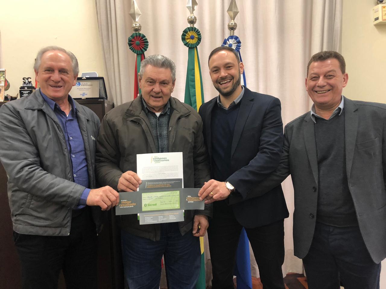 Prefeitura de Lages Diretoria do Sicredi Altos da Serra apresenta relatório de resultados da instituição para o prefeito Ceron