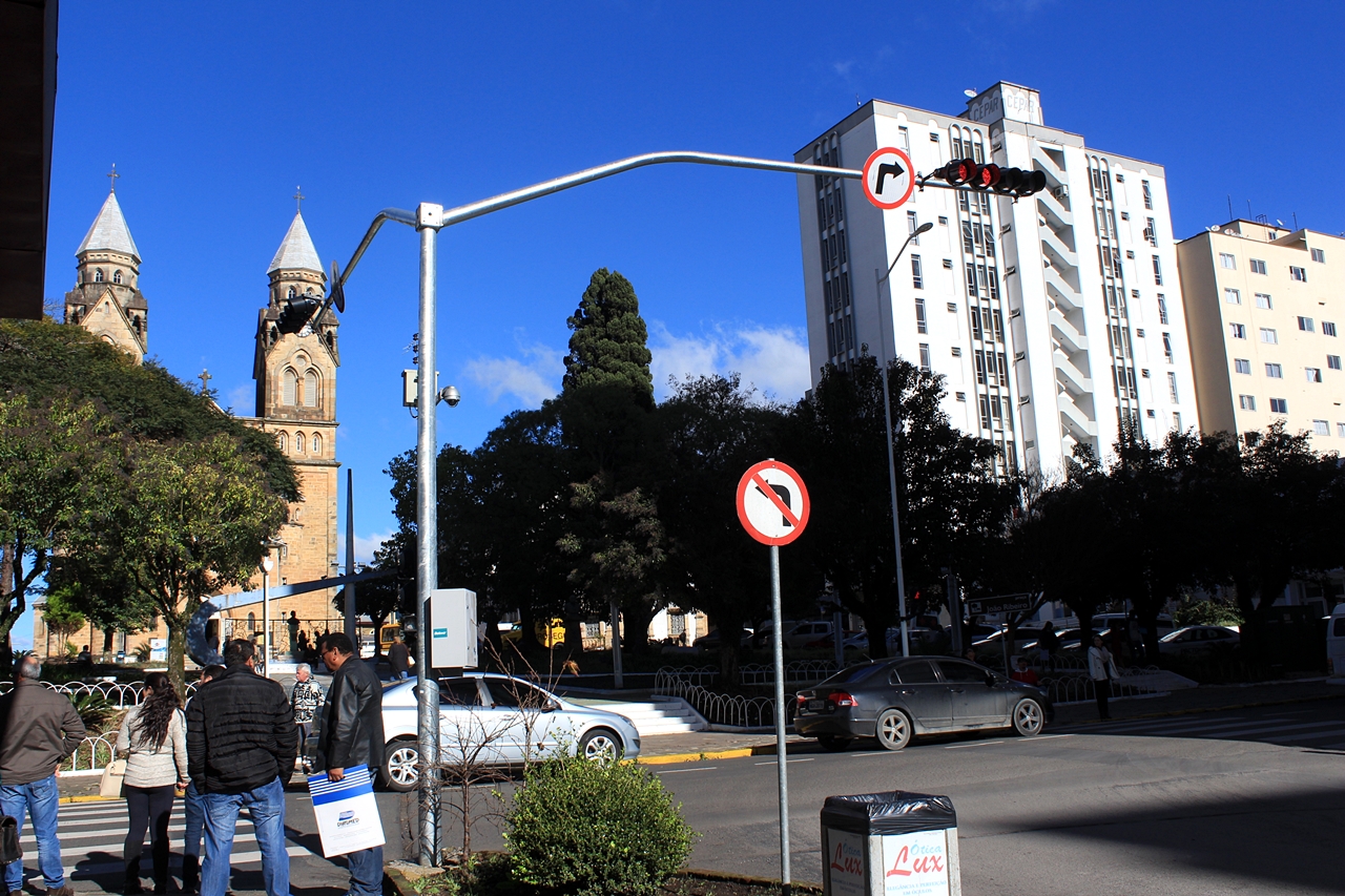 Prefeitura de Lages Prefeitura moderniza sistema de sinalização de trânsito em Lages