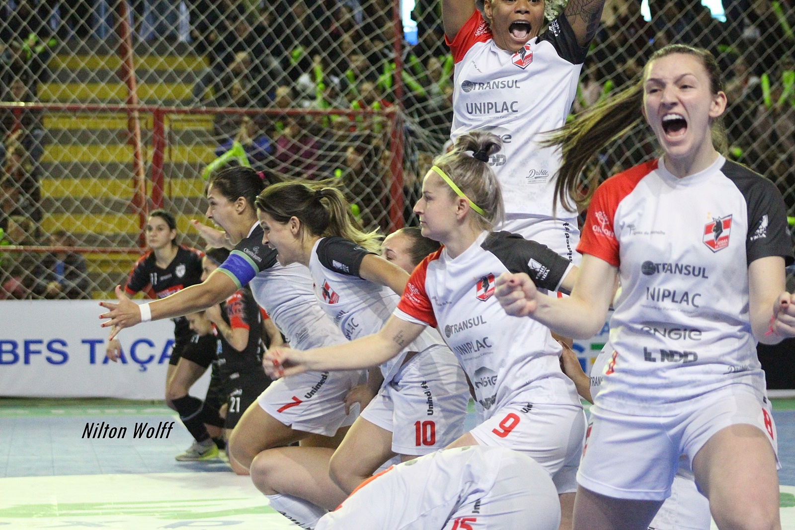 Prefeitura de Lages A galeria está completa: Leoas da Serra vence Taboão e leva a Taça Brasil de Futsal Feminino