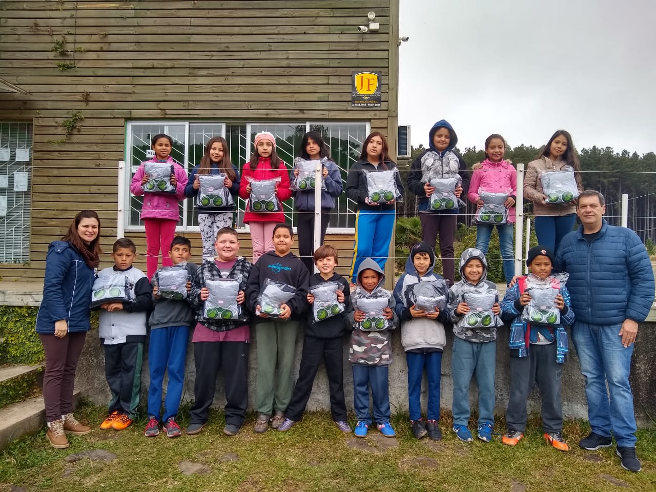 Prefeitura de Lages Alunos do Projeto Guarda Mirim do Parque Natural recebem seus uniformes 