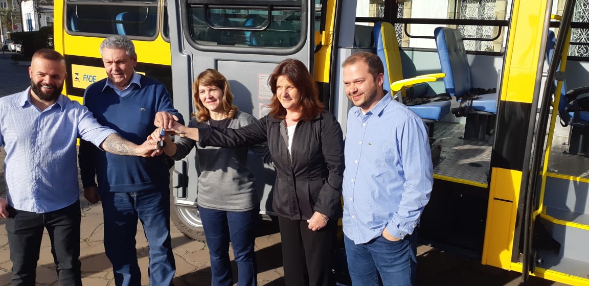 Prefeitura de Lages Educação Municipal recebe novo micro-ônibus para transporte de alunos