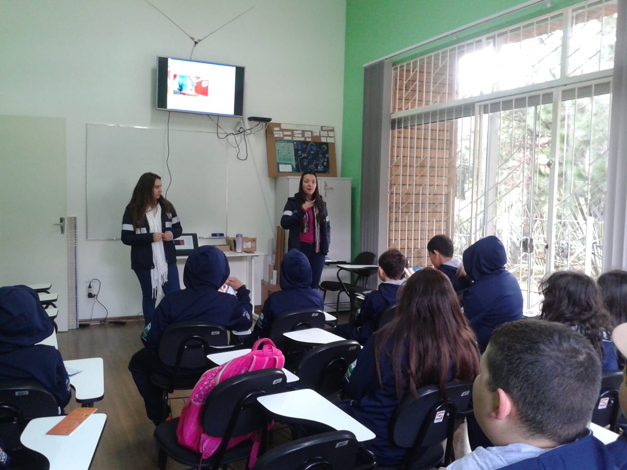 Prefeitura de Lages Alunos do Projeto Guarda Mirim são instruídos sobre desastres naturais através da Defesa Civil 