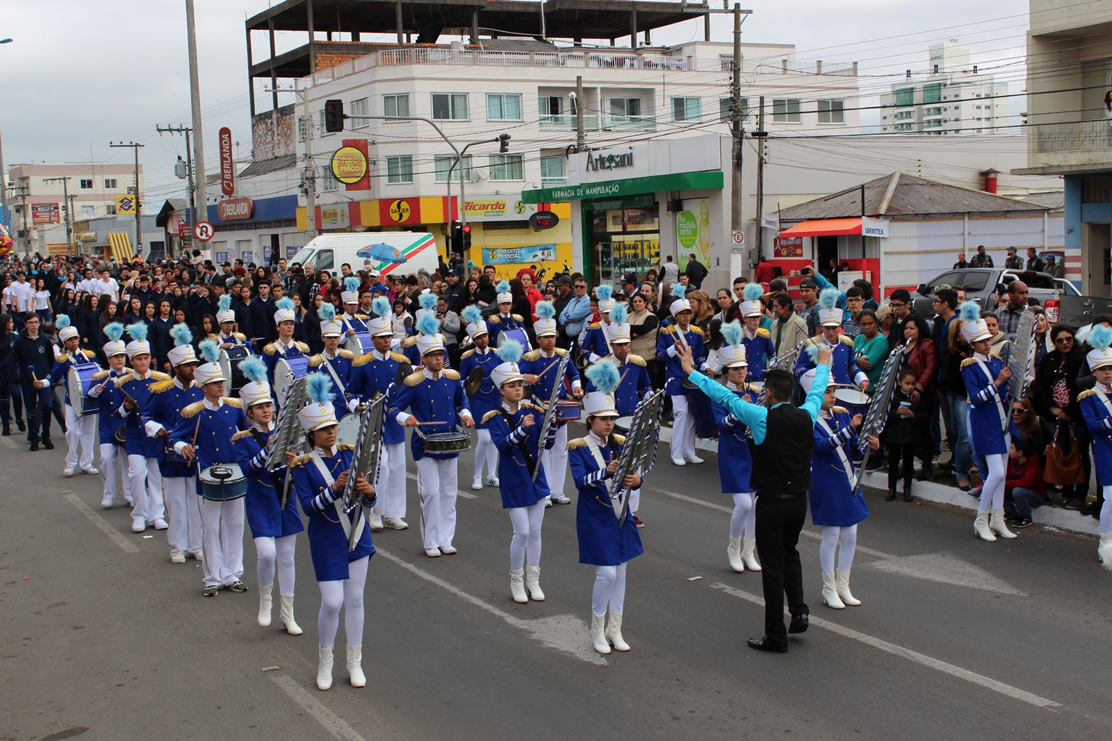 Prefeitura de Lages Comemorações da Independência do Brasil iniciam com desfile e homenagens em praça pública 