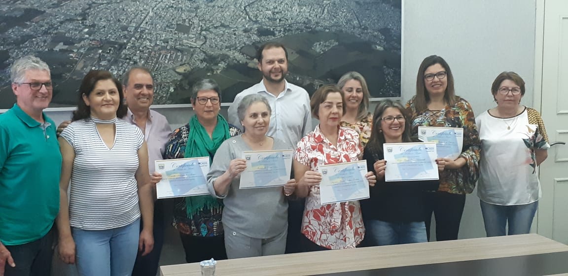 Prefeitura de Lages Servidores municipais recebem certificado por aposentadoria e prêmio especial por tempo de serviço