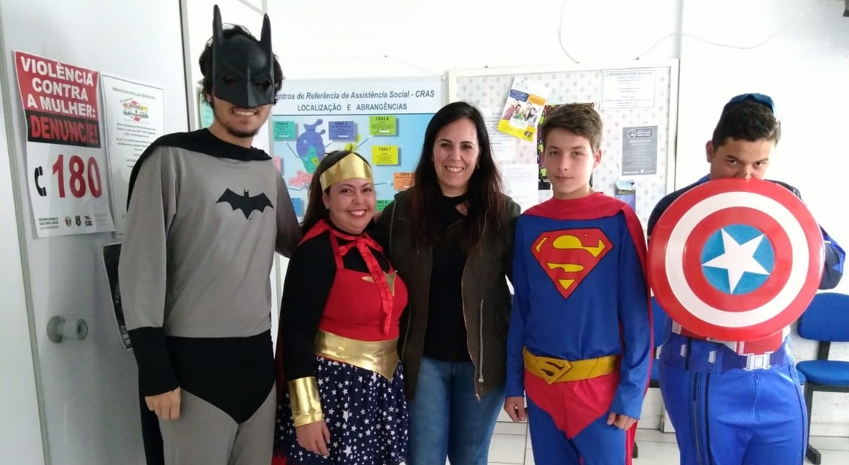 Prefeitura de Lages Super-heróis do Cras do Popular invadem Hospital Infantil em busca de aliados da alegria 