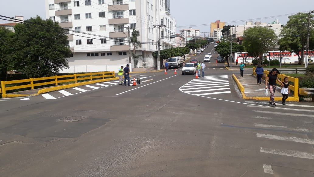 Prefeitura de Lages Prefeitura melhora sinalização de trânsito no cruzamento da Frei Gabriel com avenida Carahá 