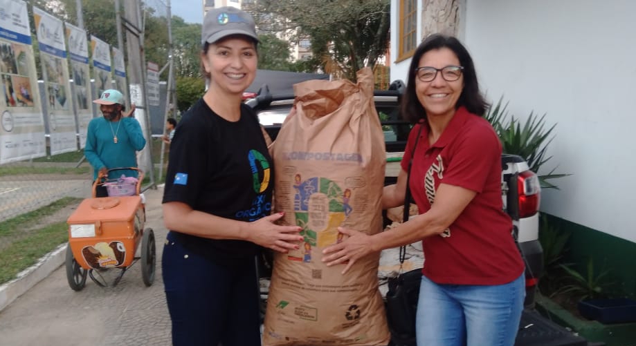 Prefeitura de Lages Projeto Lixo Orgânico Zero entrega materiais para cobertura de resíduos do processo de compostagem 