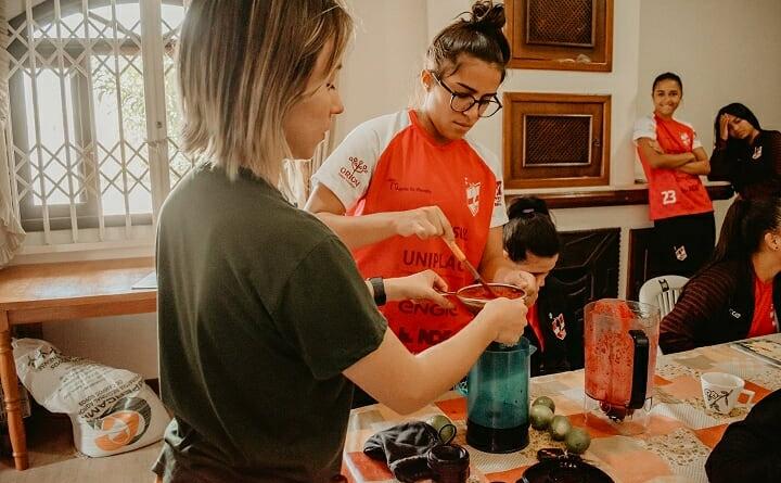 Prefeitura de Lages Secretaria da Agricultura e Pesca vai até a casa das Leoas da Serra levar diversão e conhecimentos sobre os projetos Colheita Feliz e AliMÃEtação 