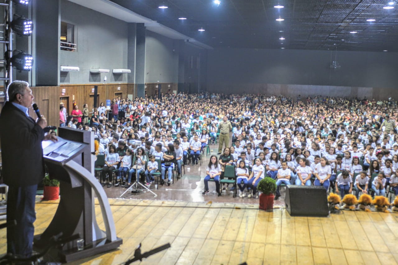 Prefeitura de Lages Prefeito Ceron participa da formatura de 1.100 alunos do Proerd 