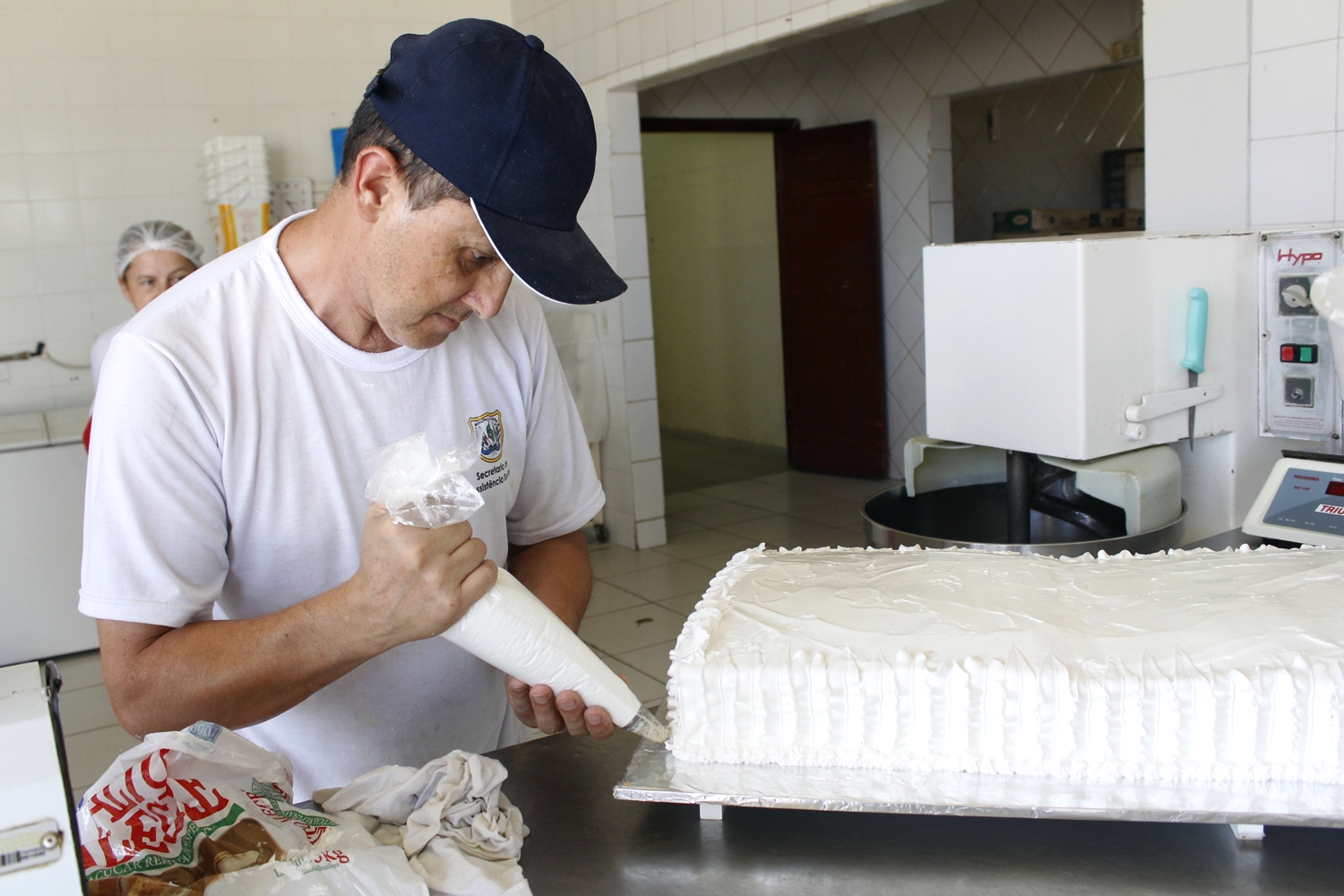 Prefeitura de Lages Bolo de 253 quilos, do aniversário de Lages, está em produção na Padaria Municipal