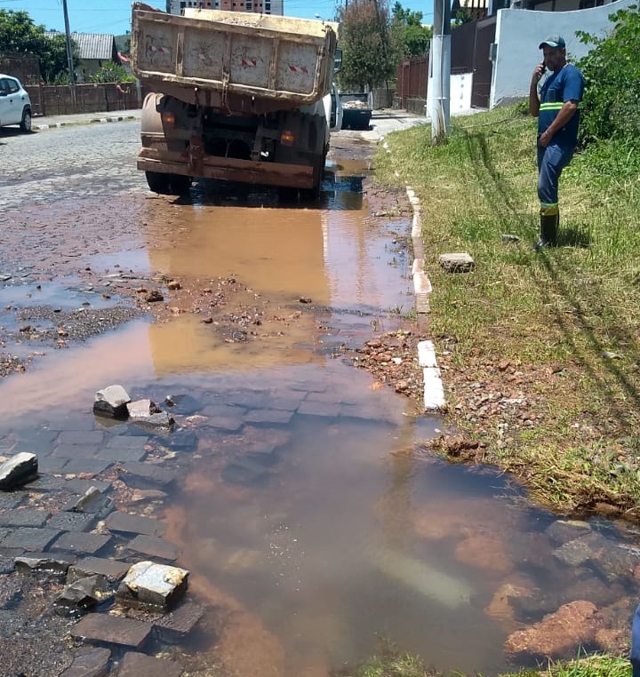 Prefeitura de Lages Rede de água rompe na rua Cirilo Vieira Ramos, no Vila Nova, e prejudica abastecimento em diversos bairros neste domingo