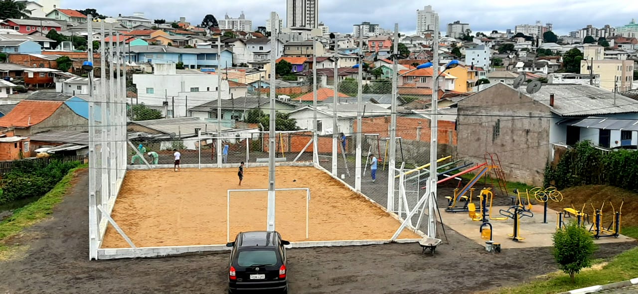 Prefeitura de Lages  Comunidade do bairro Santa Rita ganha quadra de areia revitalizada e pronta para o uso seguro das crianças 