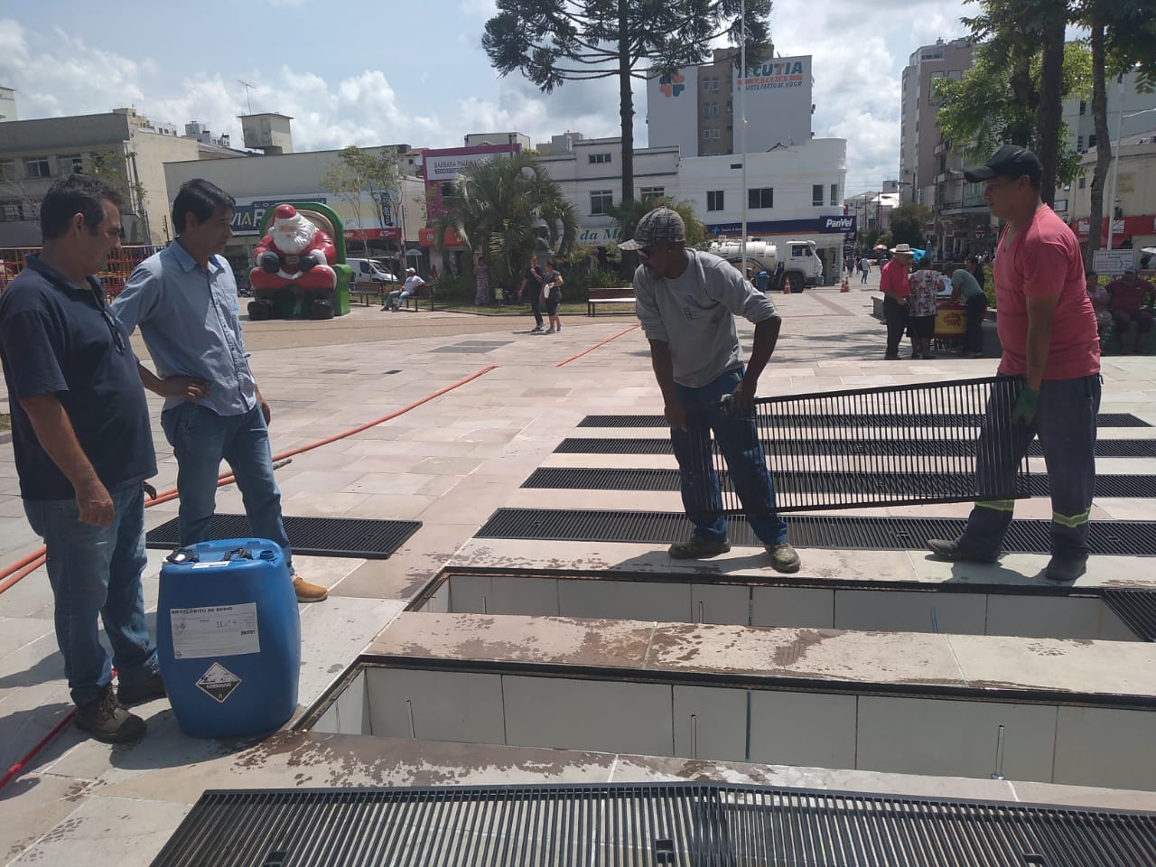 Prefeitura de Lages Semasa realiza manutenção no chafariz da Praça João Costa