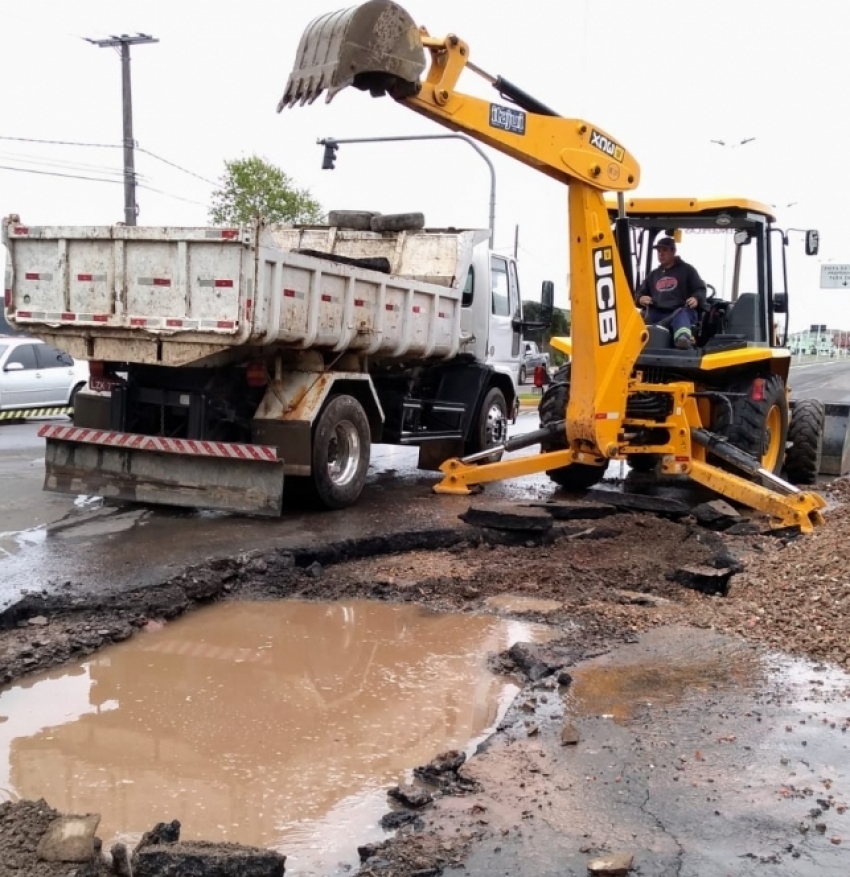 Prefeitura de Lages Rede de água rompe na avenida Presidente Vargas e prejudica abastecimento em seis bairros de Lages