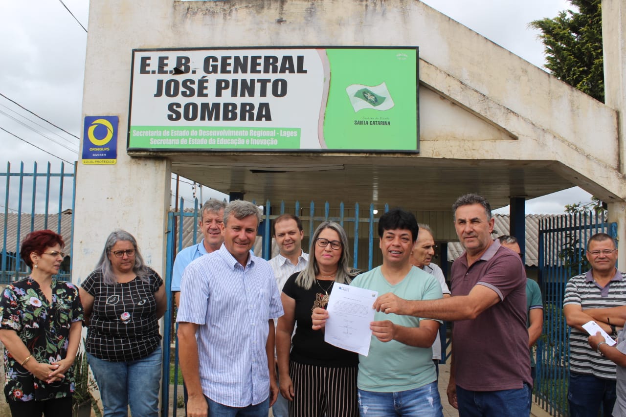 Prefeitura de Lages População da rua Dias Velho, no bairro Guarujá, terá asfalto com mais de 300 metros de extensão para melhor comodidade das famílias 