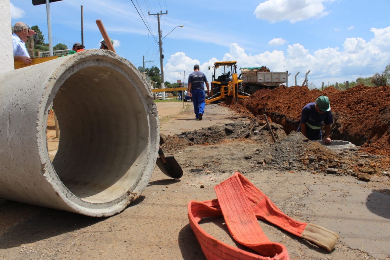 Prefeitura de Lages Minha Rua Melhor: obras da nova rede de esgoto estão sedo executadas na rua Cirilo Vieira Ramos