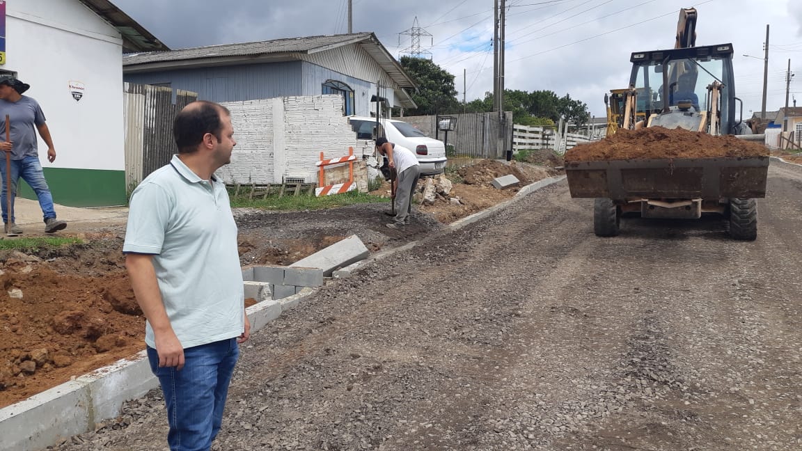 Prefeitura de Lages Ruas Lauro Muniz Paes, José Tomaz D’Avila Nova e Pedro José Silveira, no Jardim Celina, devem receber a primeira camada de asfalto nos próximos dias