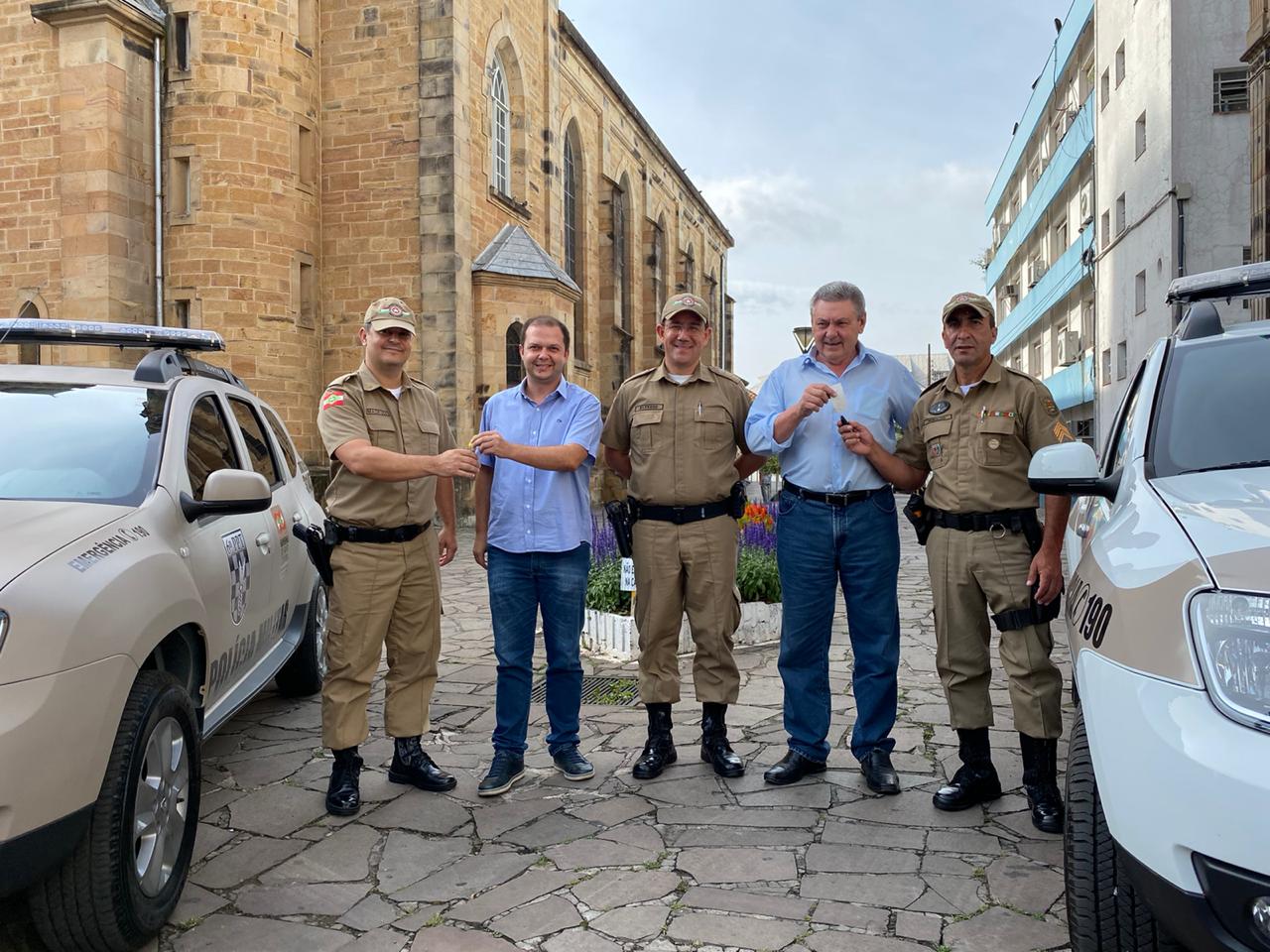 Prefeitura de Lages Prefeito Ceron repassa duas novas viaturas para a Polícia Militar através do convênio de trânsito  