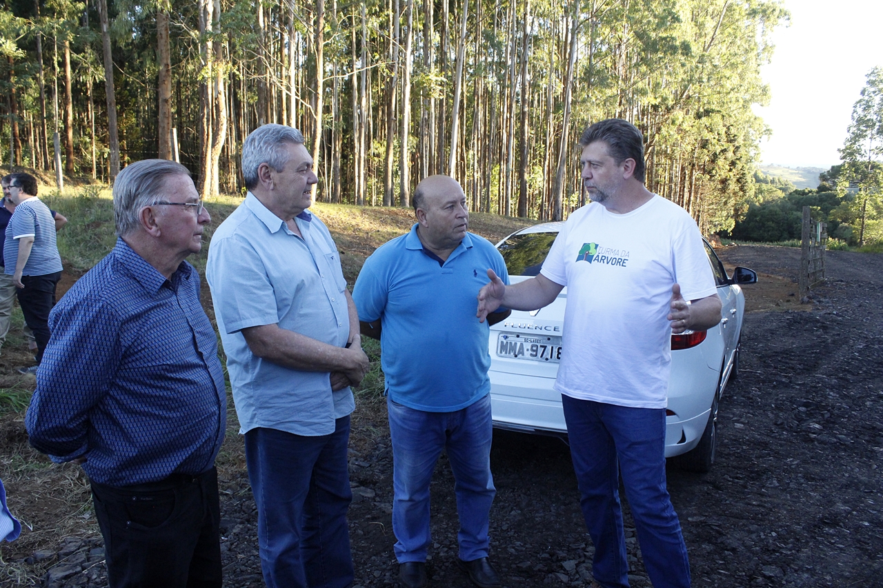 Prefeitura de Lages Prefeitura executa obra de acesso ao novo terreno da Turma da Árvore, autora da primeira estrada de vidro do mundo  