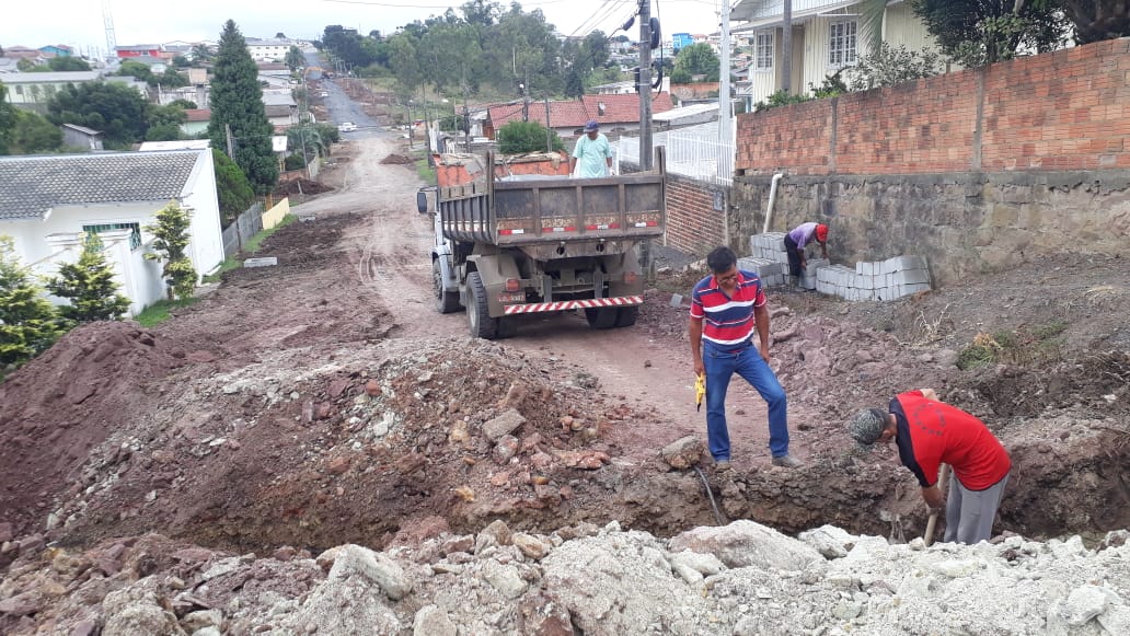 Prefeitura de Lages Minha Rua Melhor: avançam as obras de asfaltamento da rua Presidente Kennedy, entre os bairros Triângulo e Copacabana  