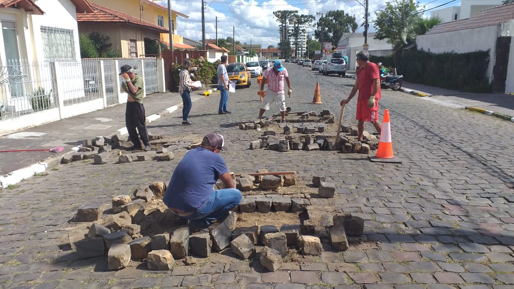 Prefeitura de Lages Processo Seletivo: candidatos para a função de Calceteiro realizam prova prática