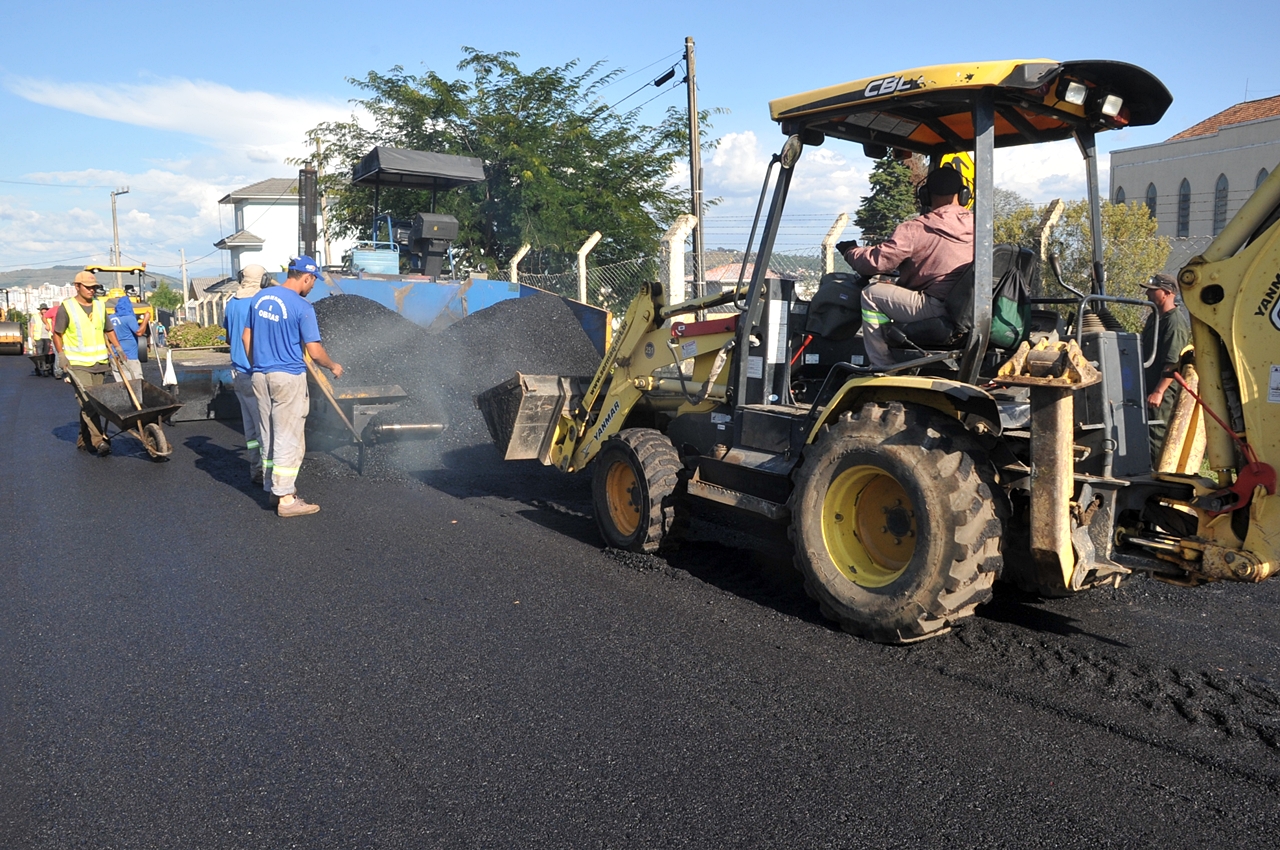 Prefeitura de Lages Minha Rua Melhor: avenida Papa João XXIII recebe segunda camada asfáltica 