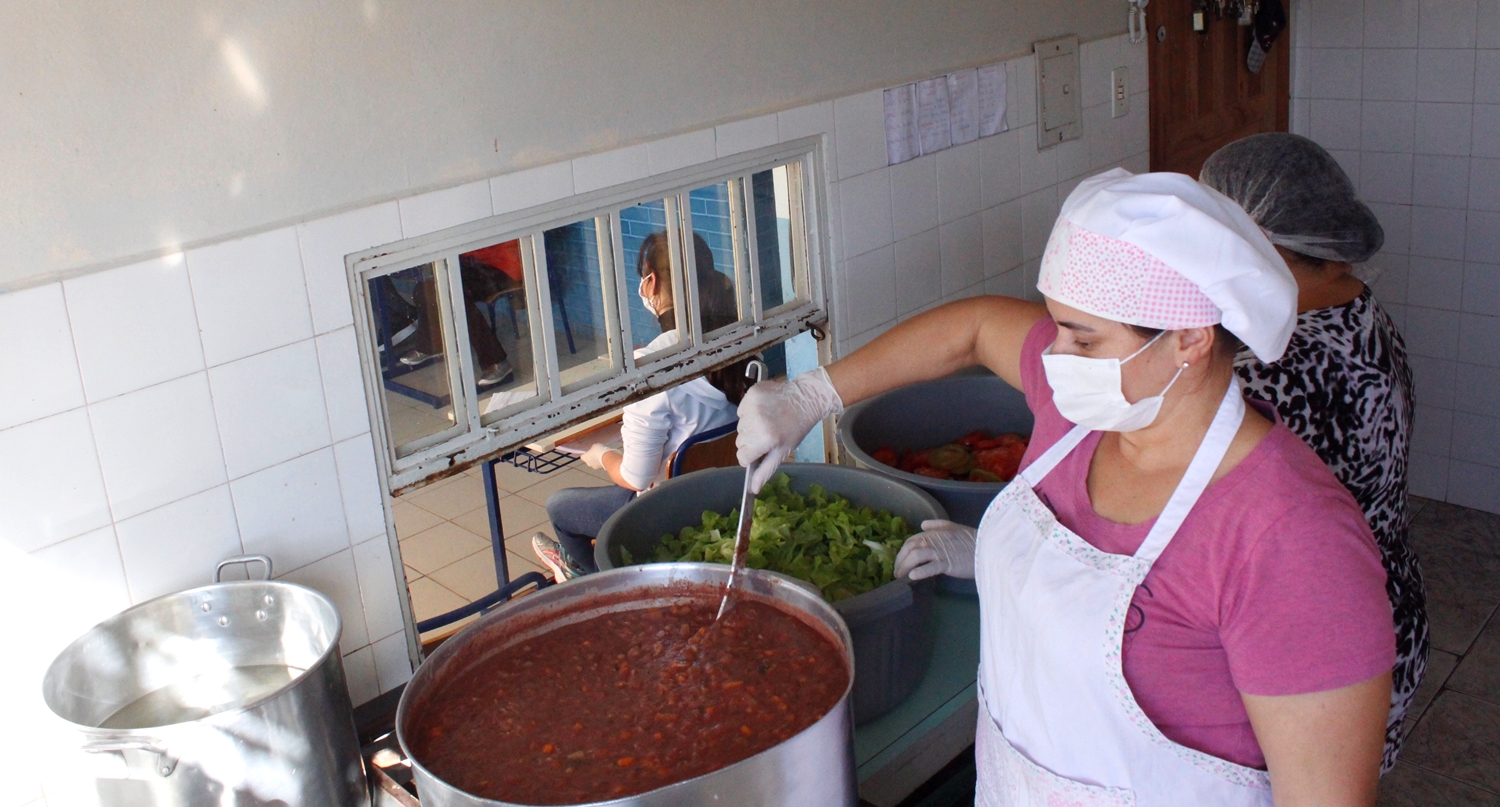 Prefeitura de Lages A vida depois do Coronavírus: Crianças estudantes da rede municipal não ficam sem alimentação escolar e nas noites frias tem sopa na mesa da família 