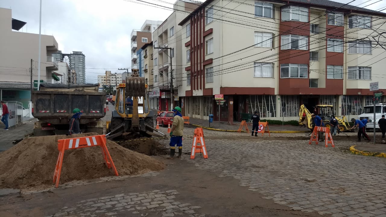 Prefeitura de Lages Interdições no Coral e no Centro em função de obras de infraestrutura exigem desvios e maior prudência de motoristas 