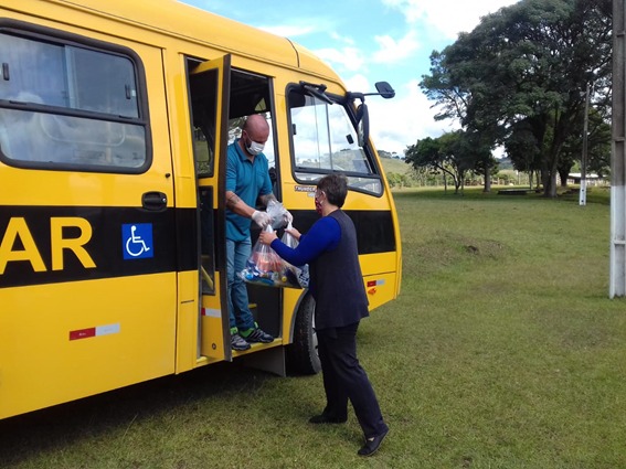 Prefeitura de Lages Coronavírus: alunos de escolas municipais do interior também recebem kits emergenciais de alimentação