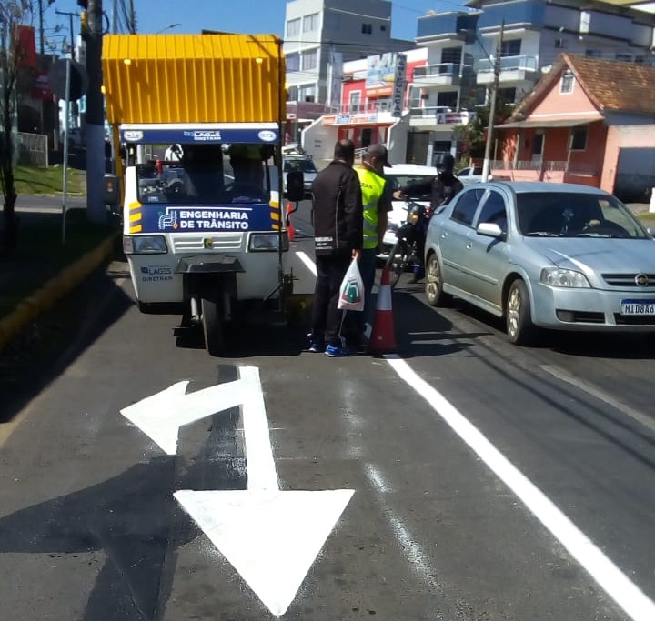 Prefeitura de Lages Melhorias na sinalização de trânsito são executadas pela Prefeitura nas principais ruas e avenidas de Lages