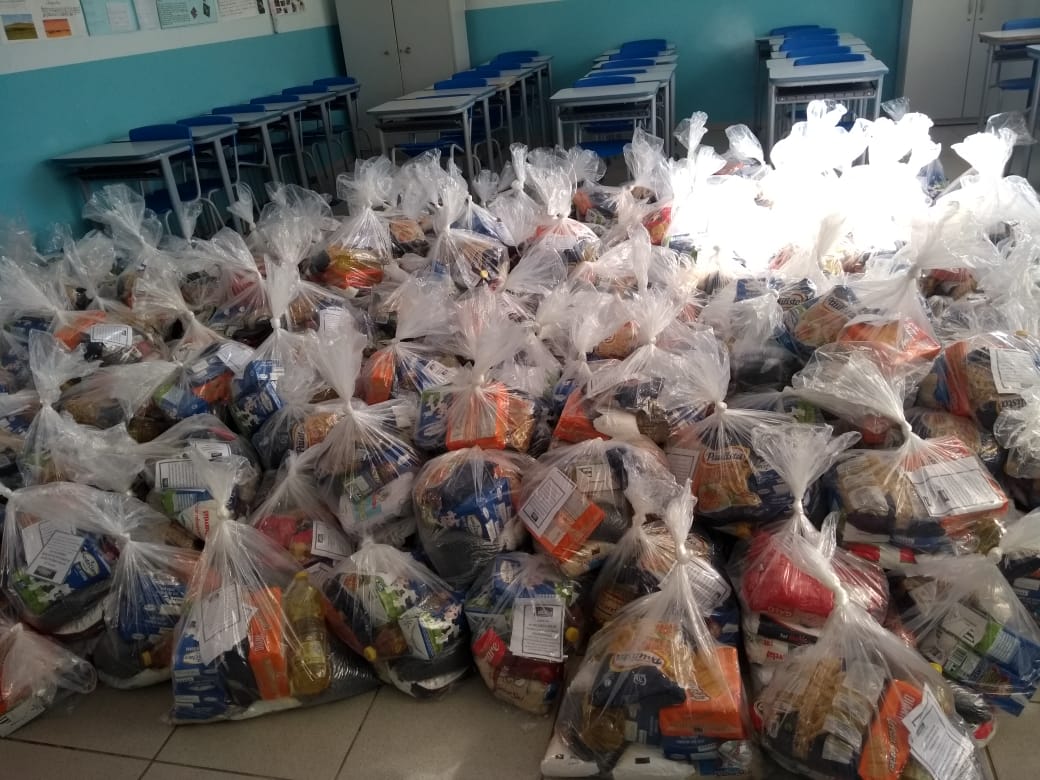 Prefeitura de Lages Coronavírus: crianças e alunos do sistema municipal de ensino da parte alta da cidade e proximidades recebem seus kits com alimentos in natura 