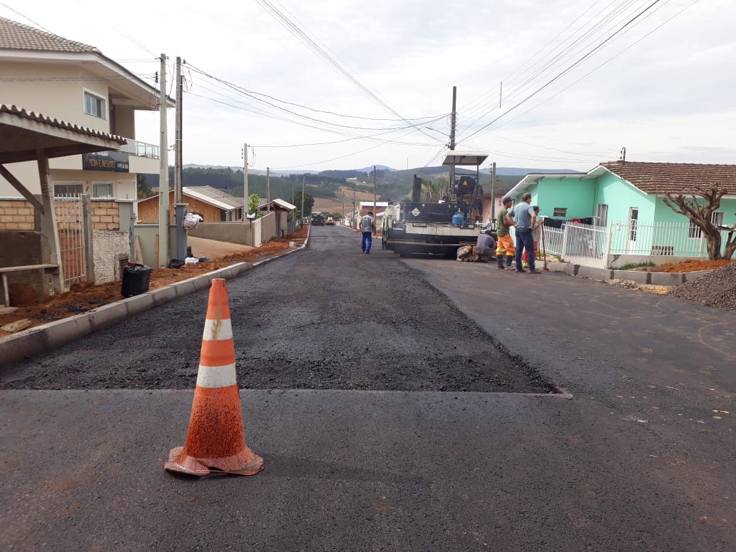 Prefeitura de Lages Minha Rua Melhor é realidade para os moradores da rua Manoel Antunes de Mello, no bairro Penha