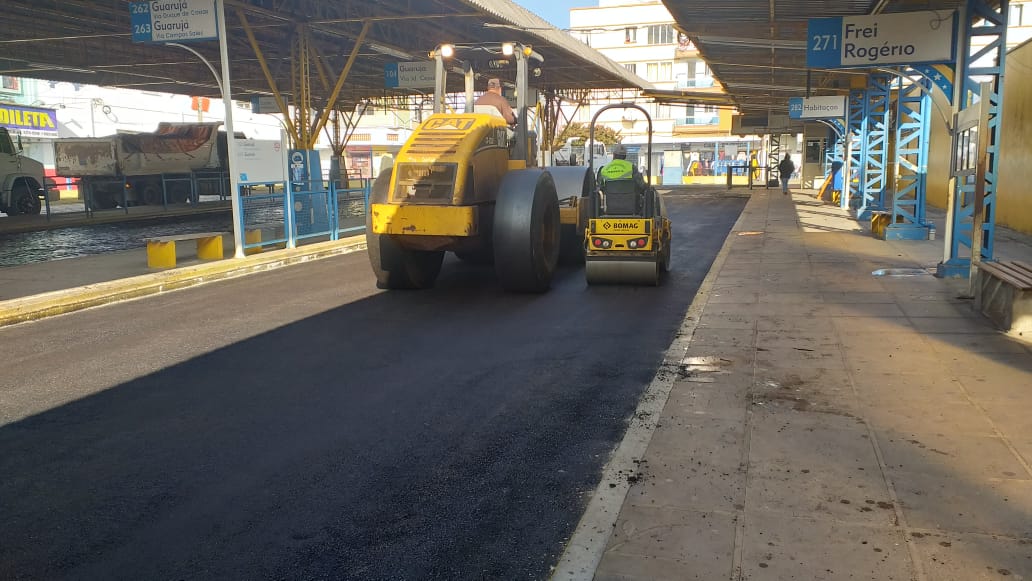 Prefeitura de Lages Prefeitura executa pavimentação asfáltica no interior do Terminal Urbano, no Centro da cidade 