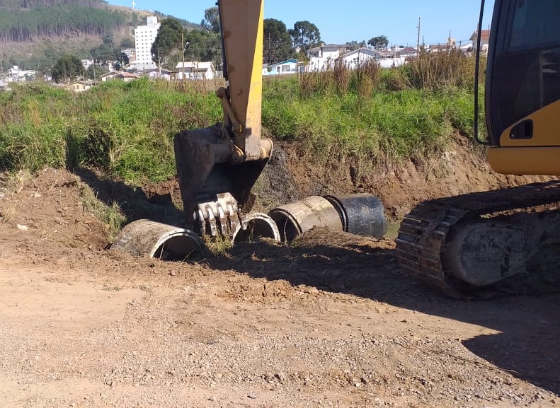 Prefeitura de Lages Prefeitura realiza desassoreamentos em córregos nos bairros de Lages