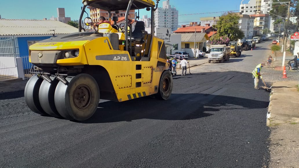 Prefeitura de Lages Minha Rua Melhor: equipes da Prefeitura trabalham na reperfilagem asfáltica da rua Cruz e Souza, entre o bairro Brusque e Centro