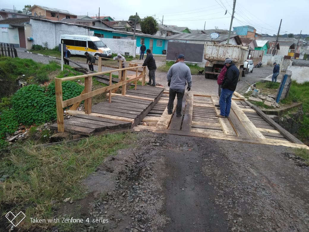 Prefeitura de Lages Prefeitura reconstrói ponte danificada pela chuva no limite entre os bairros Gralha Azul e Petrópolis 