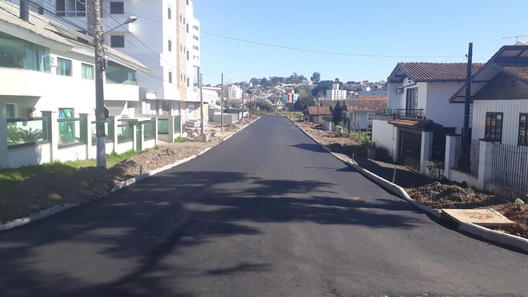 Prefeitura de Lages Minha Rua Melhor: Zeca Atanázio, no bairro Sagrado Coração de Jesus, recebe camada asfáltica