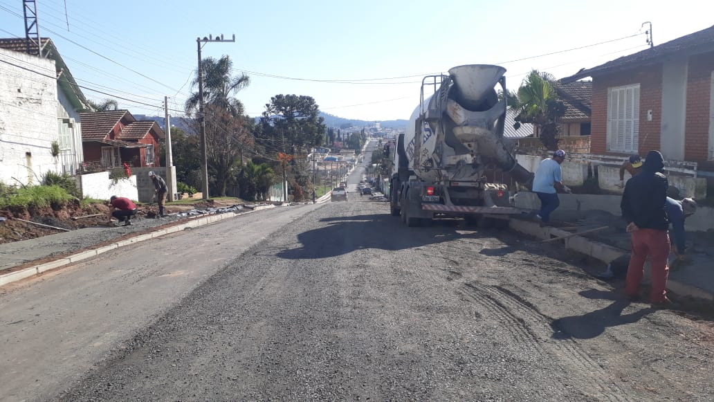 Prefeitura de Lages Minha Rua Melhor: avançam as obras de reurbanização da Presidente Kennedy, entre os bairros Triângulo e Copacabana