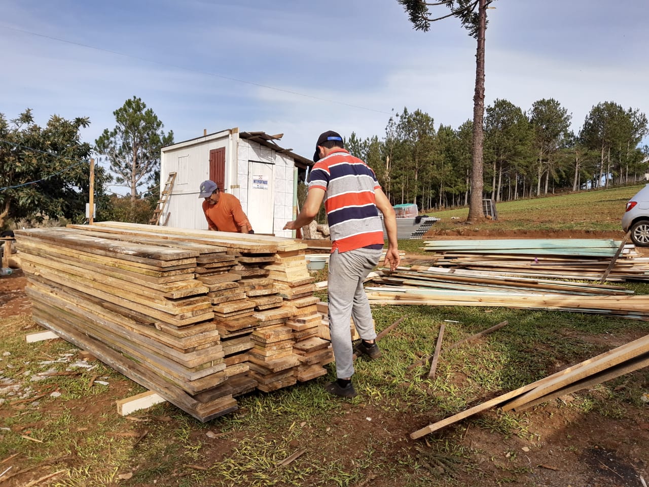 Prefeitura de Lages Interior do Município: família atingida por vendaval recebe Kit Casa