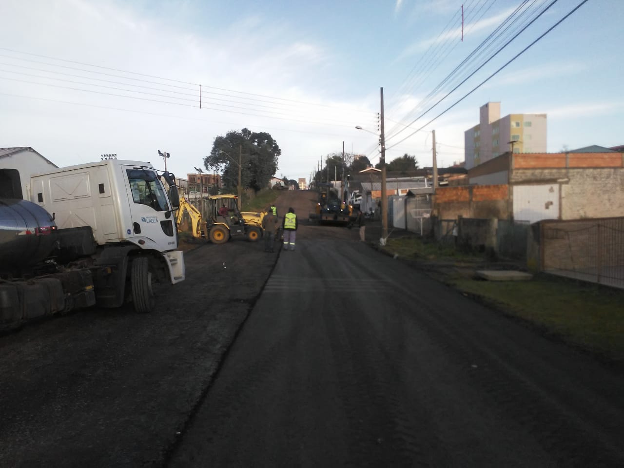 Prefeitura de Lages Minha Rua Melhor: Prefeitura asfalta a via Solon Vieira da Costa, no bairro Gethal, neste domingo